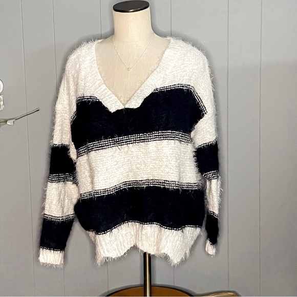 Filly flair blck and white sweater - Picture 5 of 5